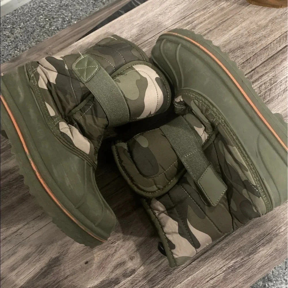 💥The Children’s Place Camouflage Boots Size 4